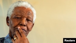 Nelson Mandela attends a memorial for his biographer and former Drum editor Anthony Sampson in Johannesburg, Feb. 8, 2005. (File)
