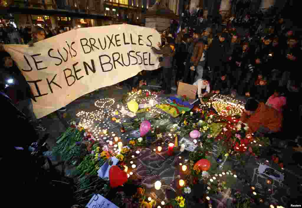 People display a solidarity banner in Brussels following bomb attacks in Brussels, Belgium, March 22, 2016. Banner reads "I am Brussels" in French and in Flemish languages.