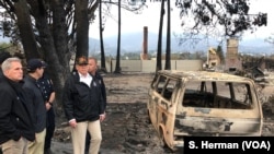 Presiden Donald Trump mengamati kerusakan akibat kebakaran di Malibu, California 17 Novembre 2018.