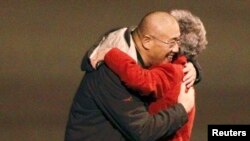  2년간 북한에 억류되었다가 전격 석방된 케네스 배 씨가 2014년 11월 8일 미국 워싱턴주에 도착해 어머니와 포옹하고 있다.