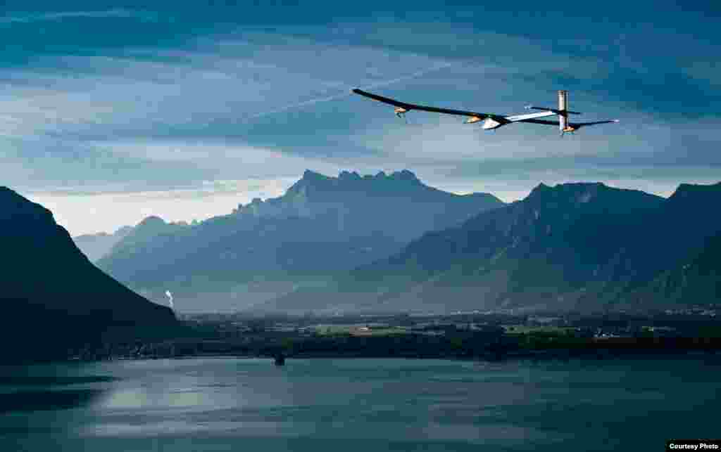 Solar Impulse in flight over Switzerland, 2010. (Jean Revillard/Rezo.ch)
