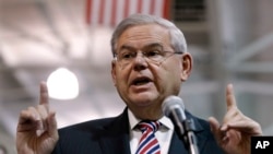 Menéndez, senador demócrata por Nueva Jersey, El senador Robert Menéndez, demócrata por Nueva Jersey, dijo que la nueva política de la Administración Obama “no ha escatimado la generosidad hacia la dictadura en Cuba”.