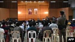 ထိုင်း-မြန်မာနယ်စပ် အွန်လိုင်းငွေလိမ်ဂိုဏ်းတွေမှာ လူကုန်ကူး၊ အလုပ်ခိုင်းစေခံရတဲ့ နိုင်ငံခြားသားတွေကို ထိုင်းဘက်သို့ လွှဲပြောင်းနေစဉ် (ဖေဖော်ဝါရီ ၁၂၊ ၂၀၂၅)