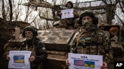 Solda 100em brigad mekanize Ikren nan kenbe pannkat ki remesye Etazini pou sipo li nan Donetsk, Ikren, 10 Mas, 2025.