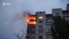 Sebuah gedung hunian terbakar terkena serpihan pesawat nirawak atau drone Rusia yang ditembak jatuh di Kyiv, Ukraina, Sabtu, 2 November 2024. (Foto: Ukrainian State Emergency Service/AFP)
