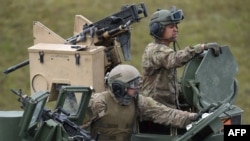 Tentara AS di Grafenwoehr, Jerman (foto: dok). Amerika Serikat menarik hampir 12.000 tentara dari Jerman.
