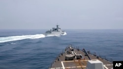 美國海軍公佈的照片顯示，美軍飛彈驅逐艦「鐘雲號」（USS Chung-Hoon）2023年6月3日在台灣海峽國際海域穿梭時，一艘中國軍艦在前方危險行駛。