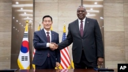Menteri Pertahanan AS Lloyd Austin, kanan, dan rekannya dari Korea Selatan Shin Won-sik berjabat tangan di Seoul, Korea Selatan, Senin, 13 November 2023. (Kementerian Pertahanan Korea Selatan melalui AP)