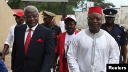 El vicepresidente de Sierra Leona Samuel Sam-Sumana, derecha, continúa con sus funciones desde su residencia. Entró en cuarentena por 21 días desde el domingo.
