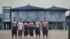 គ្រូ​បង្រៀន​ម្នាក់​ថតរូប​អគារ​និង​ផ្ទះ​បុរាណ​ដើម្បី​ចូល​រួមអភិរក្ស​សំណង់​ចាស់ៗ