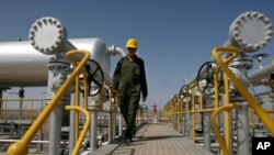 عکس آرشیوی از تاسیسات نفتی میدان آزادگان در ایران