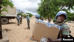 Petugas keamanan PBB membagikan bantuan pangan di Darfur bagian utara (foto: dok). 