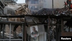 Fotografija ubijenog iranskog generala Kasema Sulejmanija u ruševinama iranskog konzulata u Siriji (REUTERS/Firas Makdesi)
