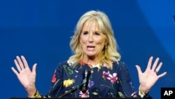 Ibu negara Jill Biden memberikan sambutan sebelum dimulainya final Scripps National Spelling Bee 2021 di Disney World di Lake Buena Vista, Fla, 8 Juli 2021. (AP).