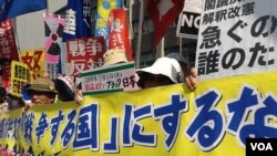 日本民眾在首相官邸前抗議解禁集體自衛權（美國之音小玉拍攝）