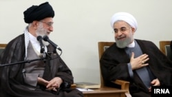 حسن روحانی رئیس جمهوری (راست) و آیت الله علی خامنه ای رهبر جمهوری اسلامی ایران 
