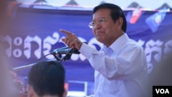 រូបភាព​ឯកសារ៖ លោក កឹម សុខា ជួបជុំជាមួយ​នឹង​សកម្មជន​និង​អ្នកគាំទ្រ​គណបក្សសង្រ្គោះ​ជាតិ កាល​ពីថ្ងៃទី០៦ ខែំមីនា ឆ្នាំ២០១៦ នៅខណ្ឌពោធិ័សែនជ័យ ភាគខាងលិច​ក្រុងភ្នំពេញ។ (អូន ឆេងប៉រ/VOA) 