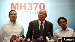 PM Malaysia Najib Razak (tengah), didampingi Menteri Transportasi Hishammuddin Hussein (kiri) dan Dirjen Penerbangan Sipil Azharuddin Abdul Rahman (kanan) menyampaikan keterangan di Bandara Internasional Kuala Lumpur (15/3).