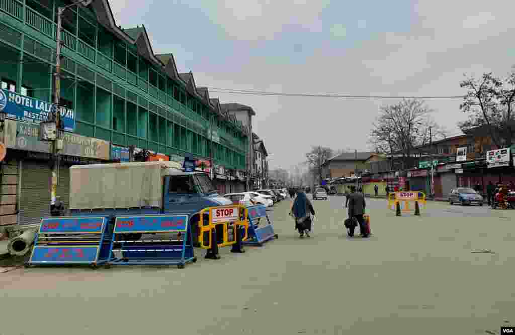 حکام نے بتایا کہ جموں و کشمیر پولیس اور وفاقی حفاظتی فورسز مزید دو روز تک ہائی الرٹ پر رہیں گی۔