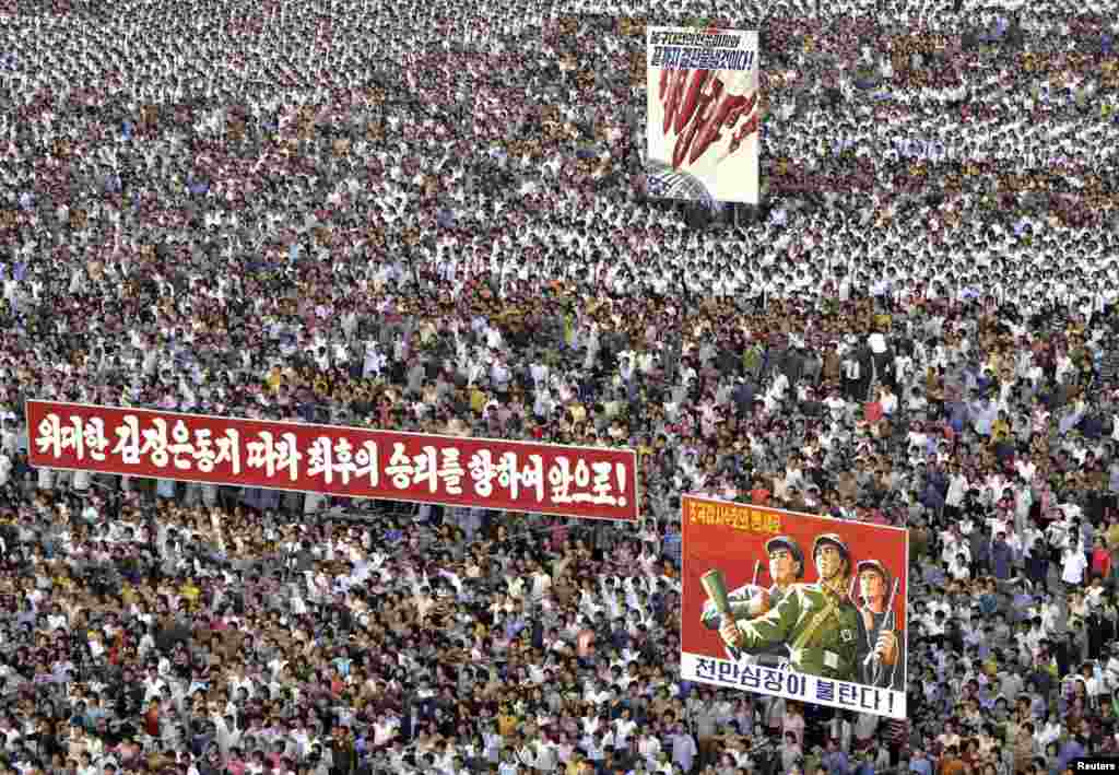 Ribuan warga Korea Utara menghadiri unjuk rasa anti "Imperialis AS" di Pyongyang.