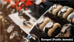 Ova slika iz izvještaja Europola prikazuje satove zaplijenjene u Njemačkoj 2016. godine u sklopu operacije za provođenje zakona SAD/EU protiv libanskih državljana za koje se sumnja da su koristili satove za pranje profita od prodaje kokaina u Evropi u ime Hezbollaha.