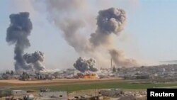 Asap membubung dari Khan al Subul di Provinsi Idlib, Suriah, menyusul serangan udara, 28 Mei 2019.