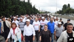Kemal Kilicdaroglu (barisan depan, nomor dua dari kiri), pemimpin Partai Rakyat Republikan, oposisi utama Turki, berjalan dengan ribuan pendukung pada hari ke 20 aksi demo jalan kaki sepanjang 425 kilometer di Izmit, Turki, Selasa, Juli 4, 2017.