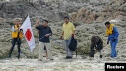 多名日本地方議員和活動人士星期天登上有主權爭議的釣魚島