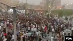 Ratusan pengunjuk rasa berkumpul di Kota Khorrahshar, di barat daya Iran, 29 Juni 2018, mengecam para pejabat pemerintah Iran yang tidak becus menangani kelangkaan pasokan air. Warga harus mengonsumsi air minum yang payau dan tercemar.