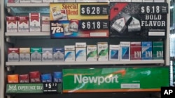 Las correcciones indicarán, entre otras cosas, que fumar cigarrillos causa en promedio 1.200 muertes por día en EE.UU. Fotografía de un local comercial en Helena, Montana, 5-10-17.