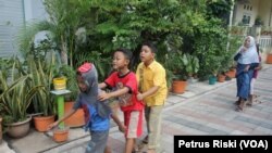 Anak-anak bermain bakiak raksasa. Permainan tradisional lebih menanamkan semangat kebersamaan, kesetiakawanan dan kegembiraan.