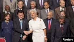 Direktur IMF, Christine Lagarde (depan, ketiga dari kiri) bersalaman dengan Menteri Keuangan Jepang Koriki Jojima sebelum dimulainya pertemuan IMF-Bank Dunia di Tokyo (12/10). 