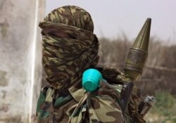 Mpiganaji wa al-Shabab akiwa katika eneo la mkoa wa Lower Shabelle, nje ya mji wa Mogadishu, Feb. 17, 2011.