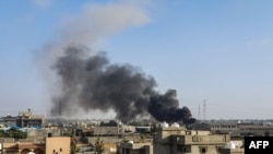 Kepulan asap di Tajoura, selatan ibukota Libya, Tripoli, akibat serangan udara, 29 Juni 2019. (Foto: dok).