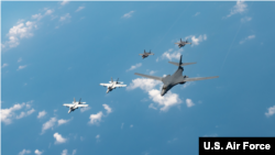 일본 이와쿠니 미 해병대기지에서 출격한 미 해군 F/A-18 슈퍼호넷 전투기와 해병대 F-35 라이트닝II 전투기, 미 사우스다코타주 엘스워스 공군기지에서 전개한 공군 B-1B 전략폭격기가 18일 인도-태평양 지역에서 대규모연합통합훈련에 참가했다고 미 공군태평양사령부가 밝혔다.