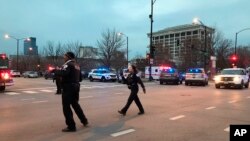Oficiales de la Policía de Chicago caminan en el exterior del hospital Mercy, en el sur de la ciudad, donde las autoridades informaron que un tiroteo dejó varios heridos, entre ellos un agente policial.