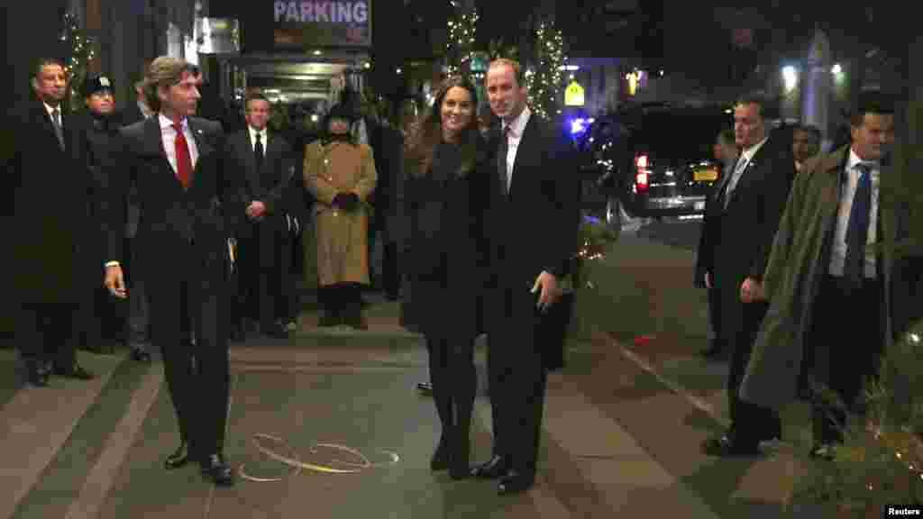 Le prince William, duc de Cambridge, et son épouse Catherine, duchesse de Cambridge, arrivent à l'hôtel Carlyle à New York, le 7 décembre 2014.