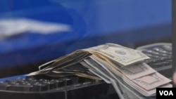 ARCHIVO - Cifras recientes sugieren que la inflación puede persistir durante algún tiempo, lo que genera preocupaciones sobre una crisis del costo de la vida, que podría alterar la política interna de los países.