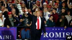 Američki predsednik Donald Tramp maše pristalicama na skupu u Mičigenu, 28. aprila 2018. (Foto: Paul Sancya/AP)