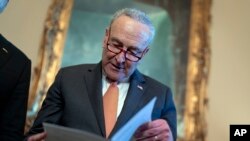 El líder de la mayoría en el Senado, el demócrata Chuck Schumer, de Nueva York, revisa sus notas mientras el Congreso de Estados Unidos trabaja en un paquete de ayuda de emergencia para Israel, Ucrania y Taiwán, en el Capitolio, Washington, el 18 de abril de 2024.