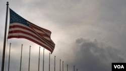La bandera estadounidense ondea en la embajada norteamericana en La Habana, Cuba.