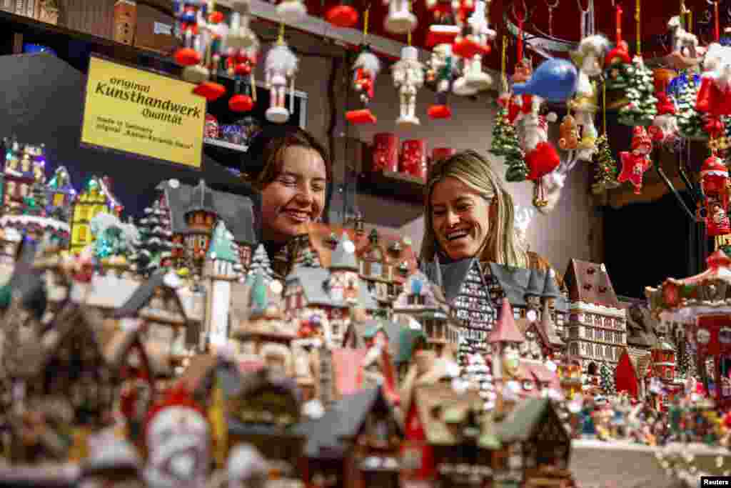 Otra de las esperadas tradiciones navideñas en Europa son los mercados navideños. Comidas de la temporada, así como juegos y adornos se encuentran en los mercados de ciudades como Berlín, Alemania. 