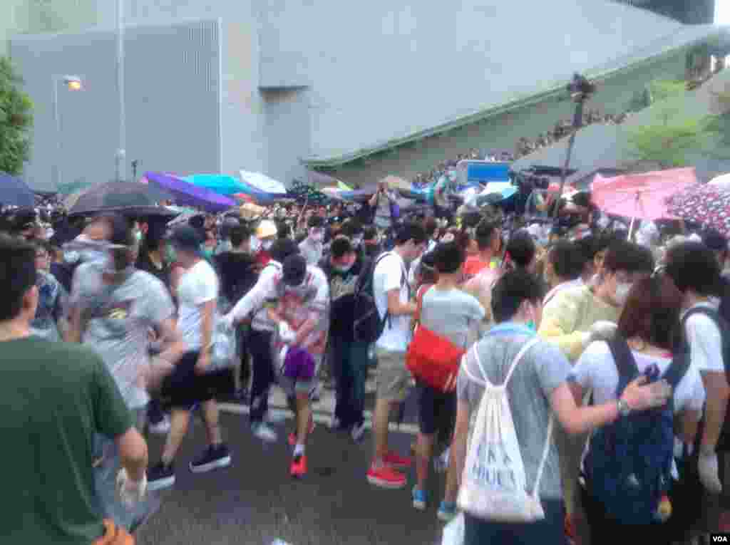 港人聲援佔中抗拒警方封鎖中環金鐘多處癱瘓(美國之音海彥拍攝)