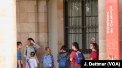 Estudiantes de escuela primaria, tienen que esquivar a los medios para acercarse al parlamento catalán.