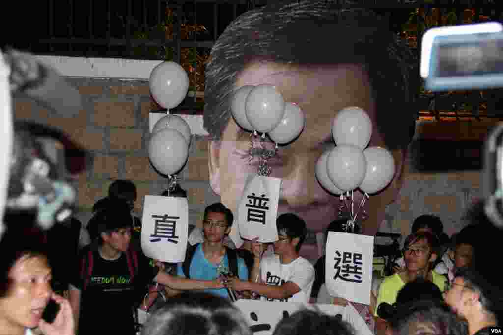 學聯發起抗議梁振英拒絕對話公民抗命遊行和留守禮賓府(美國之音圖片/海彥拍攝)