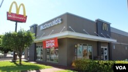 Los restaurantes de comida rápida, McDonald's, ofrecerán desayuno, almuerzo y cena gratis a trabajadores de la salud que enfrentan la pandemia de coronavirus, entre el 22 de abril y el 5 de mayo. Foto: [Luis Felipe Rojas/VOA] 