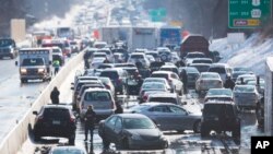 Amontonamiento de vehículos en Bensalem, Pensilvania, donde se registró uno de los múltiples accidentes en cadena.