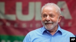 ARCHIVO - El expresidente de Brasil Luiz Inácio Lula da Silva, que se postula para la reelección, sonríe durante una conferencia de prensa en Sao Paulo, Brasil, el 23 de octubre de 2022. AP