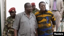 General Antonio Indjai (ao centro) com o presidente da CNE, Desejado Lima da Costa, em Março passado. O apoio dos militares ao processo eleitoral não era firme.