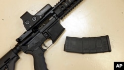 En esta imagen se muestra un rifle de cacería con un magazine de alta capacidad. Esto es considerado un rifle de asalto.